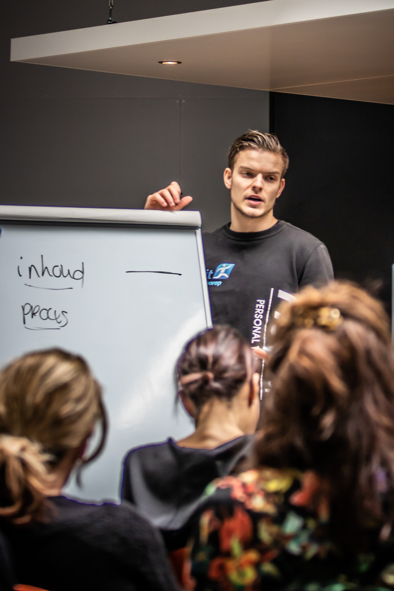 Brayen geeft uitleg op de flip-over tijdens de WE ARE Masterclass